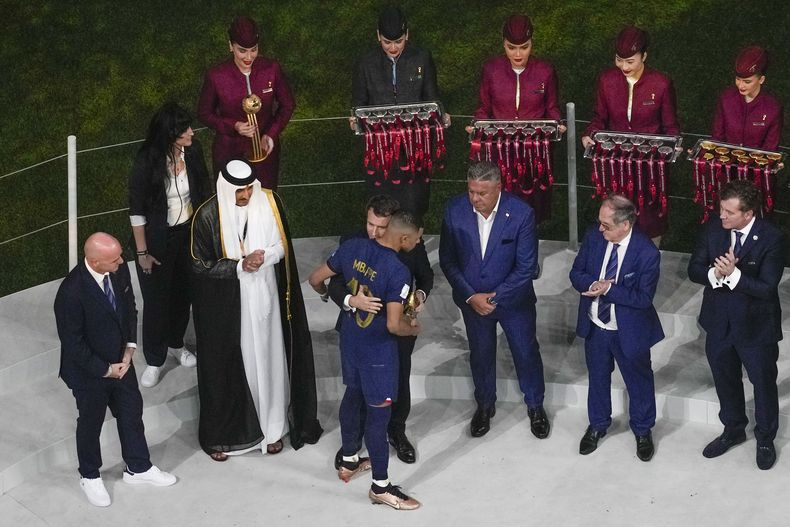 ARCHIVO - Empleados de Qatar Airways asisten durante la ceremonia de premiación tras la final de la Copa Mundial entre Argentina y Francia, el 18 de diciembre de 2023, en Lusail, Qatar. (AP Foto/Thanassis Stavrakis)