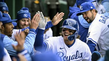 Witt Jr. brilla en debut; Cleveland cae con su nuevo nombre
