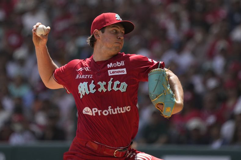 ARCHIVO - Trevor Bauer, de los Diablos Rojos del México, lanza frente a los Yankees de Nueva York, en un juego realizado eldomingo 24 de marzo de 2024 (AP Foto/Fernando Llano, archivo)