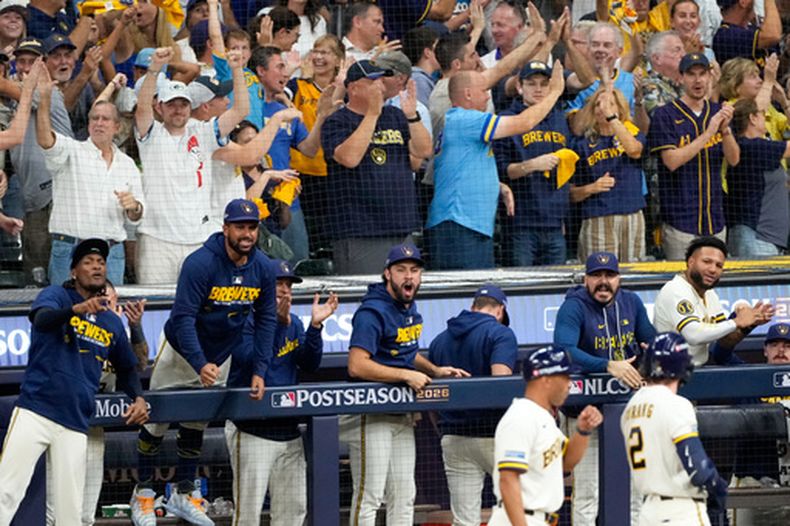 Los jugadores y aficionados de los Cerveceros de Milwaukee celebran durante la octava entrada del Juego 2 de la Serie de Campeonato de la Liga Nacional de béisbol entre los Cerveceros de Milwaukee y los Dodgers de Los Ángeles, el lunes 12 de octubre de 2026, en Milwaukee. (Foto AP/Kayla Wolf)