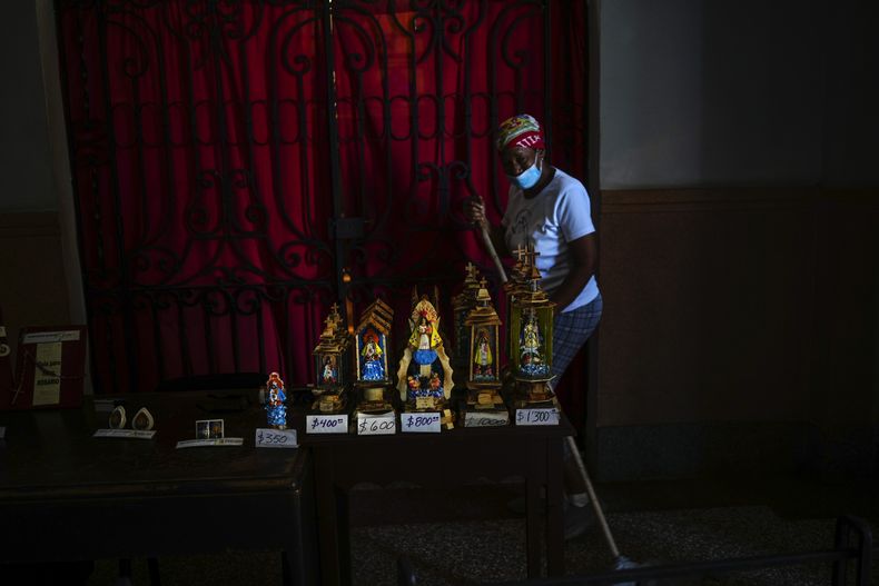 Estatuillas de la Virgen de la Caridad del Cobre a la venta dentro de su santuario en El Cobre, Cuba, el sábado 10 de febrero de 2024. (AP Foto/Ramón Espinosa)