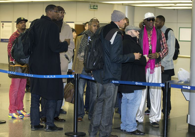 Dennis Rodman (derecha) y otros exjugadores de la NBA esperan su vuelo de salida en le Aeropuerto Internacional de Beijing el lunes 6 de enero de 2014. Rodman se dirige a Corea del Norte para participar en un partido de exhibici&oacute;n. (Foto AP/Andy Wo
