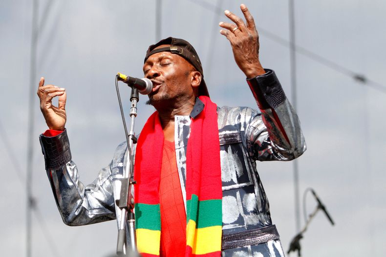 ARCHIVO - El cantante Jimmy Cliff se presenta en The Climate Rally, un concierto del Día de la Tierra, en el National Mall en Washington, el domingo 25 de abril de 2010. (Foto AP/Jacquelyn Martin, archivo)