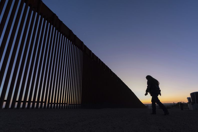 Un voluntario camina cerca del muro que separa a México de Estados Unidos, cerca de Jacumba Hot Springs, California, el 19 de enero del 2025. (AP foto/Gregory Bull)