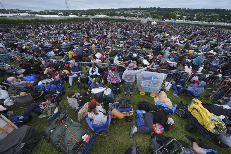Una fila de asistentes para entrar el primer día del Festival de Glastonbury en Worthy Farm, Somerset, Inglaterra, miércoles 25 de junio de 2025. (Yui Mok/PA via AP)