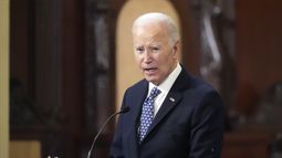 El presidente Joe Biden habla en una ceremonia de oración interdenominacional en honor de las víctimas del mortal ataque con un camión ocurrido en Año Nuevo, en la catedral de St. Louis en Nueva Orleans, el lunes 6 de enero de 2025. (AP Foto/Gerald Herbert)