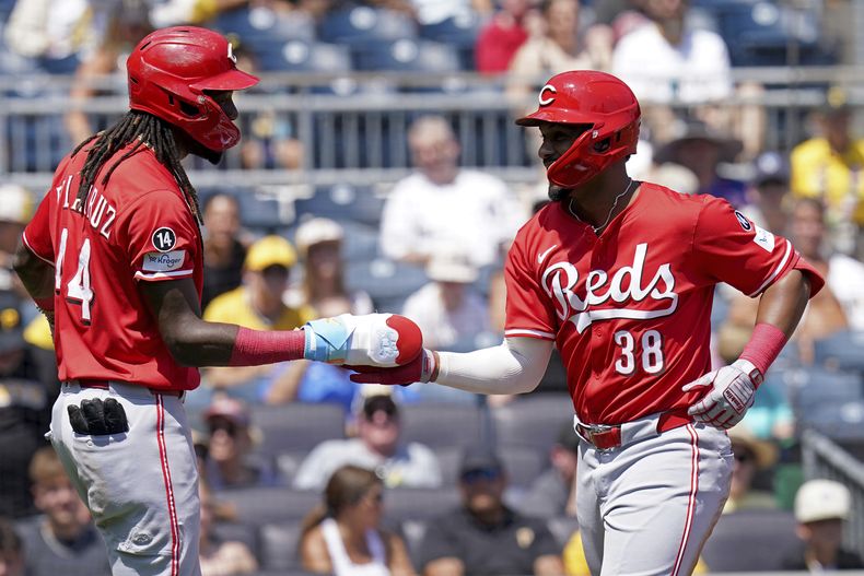 El dominicano de los Rojos de Cincinnati Miguel Andujar saluda a su compatriota Elly de la Cruz tras su jonrón de tres carreras en la tercera entrada ante los Piratas de Pittsburgh el domingo 10 de agosto del 2025. (AP Foto/Matt Freed)