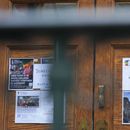 ARCHIVO – Un letrero que prohíbe la entrada de agentes de inmigración o de Seguridad Nacional, en una puerta de la Iglesia Metodista Unida de San Pablo y San Andrés en Nueva York, el 21 de enero de 2025. (AP Foto/Seth Wenig, Archivo)