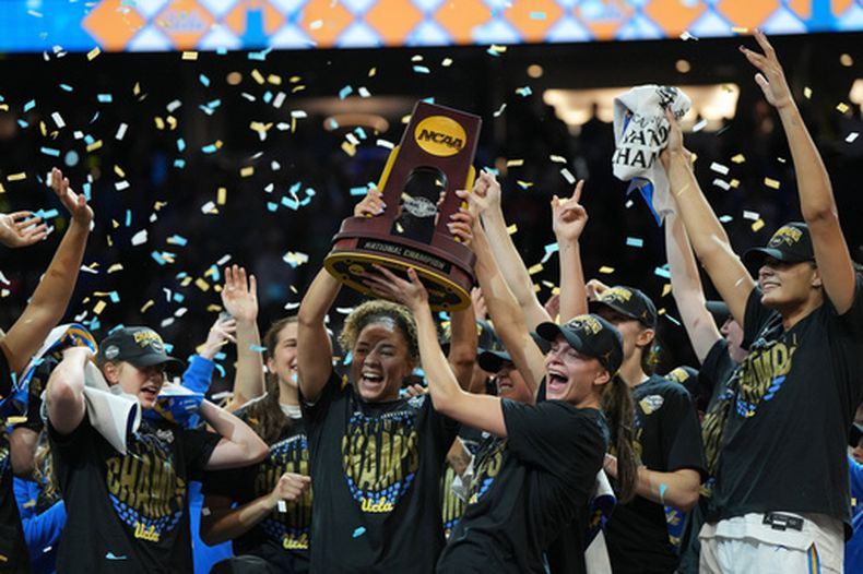 Jugadoras de UCLA celebran el título nacional de baloncesto colegial femenino después de derrotar a South Carolina en el juego de campeonato nacional del Final Four de la NCAA, el domingo 5 de abril de 2026, en Phoenix. (AP Foto/Rick Scuteri)