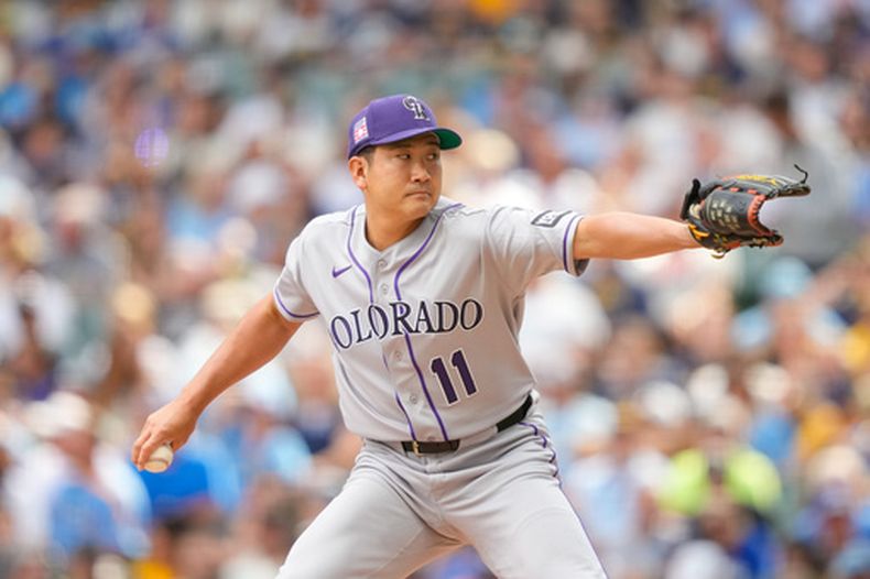 Tomoyuki Sugano, lanzador de los Rockies de Colorado, trabaja durante la primera entrada del juego de béisbol de Grandes Ligas ante los Cerveceros de Milwaukee, el viernes 24 de julio de 2026, en Milwaukee. (AP Foto/Kayla Wolf)