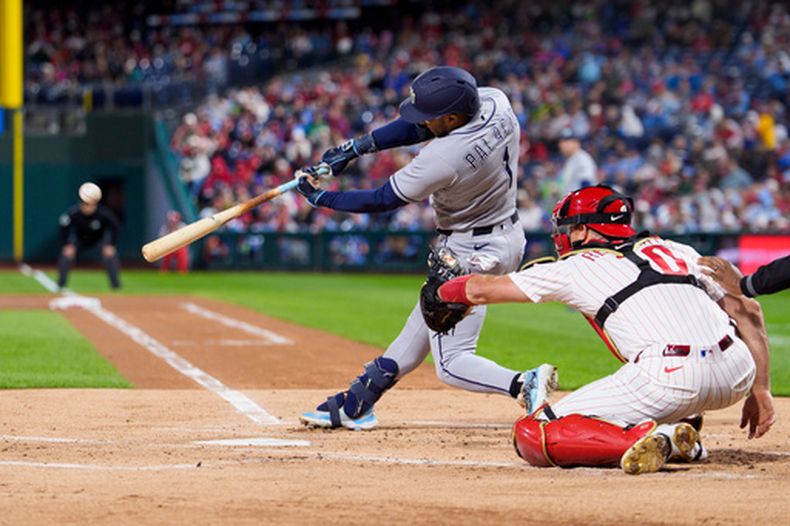 Richard Palacios de los Rays de Tampa Bay batea un doble remolcador en la primera entrada ante los Filis de Filadelfia el sábado 26 de septiembre del 2026. (AP Foto/Chris Szagola)