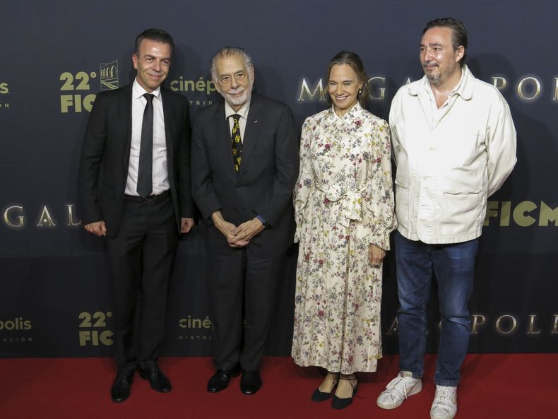 Francis Ford Coppola, segundo desde la izquierda, llega a la alfombra roja de su película Megalopolis en el Festival de Cine de Morelia, el martes 22 de octubre de 2024, en Morelia, México. (Foto AP/Berenice Bautista)