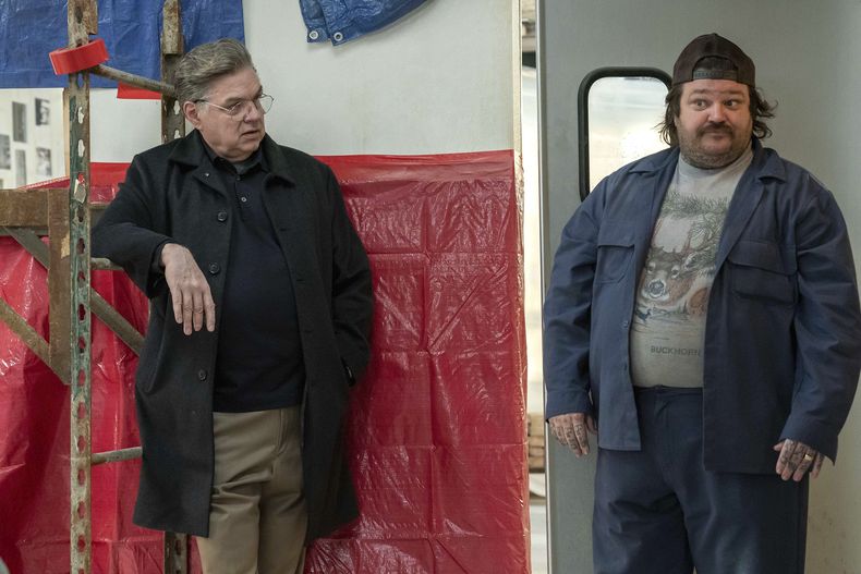 En esta imagen proporcionada por FX, Oliver Platt, izquierda, y Mathy Matheson en una escena de The Bear. (Chuck Hodes/FX vía AP)