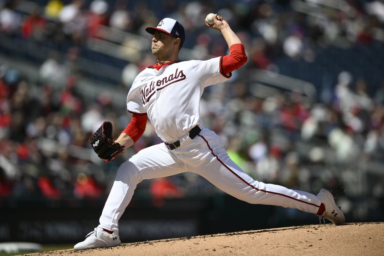 MacKenzie Gore de los Nacionales de Washington lanza ante los Filis de Filadelfia, el domingo 7 de abril de 2024. (AP Foto/Nick Wass)