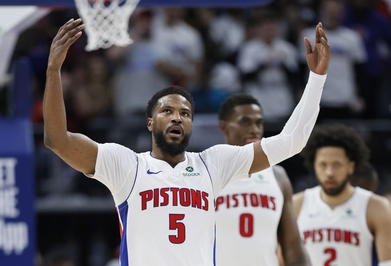 ARCHIVO - En foto del primero de mayo del 2025, el base de los Pistons de Detroit Malik Beasley celebra en el duelo ante los Knicks de Nueva York. (AP Foto/Duane Burleson, Archivo)