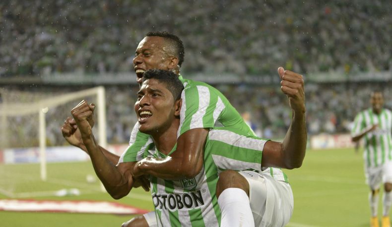 Luis Carlos Ruiz (adelante), del Atl&eacute;tico Nacional de Colombia, festeja con su compa&ntilde;ero Jonathan Copete, luego de anotar el tanto de su equipo ante Sao Paulo en la ida de las semifinales de la Copa Sudamericana, el mi&eacute;rcoles 19 de no