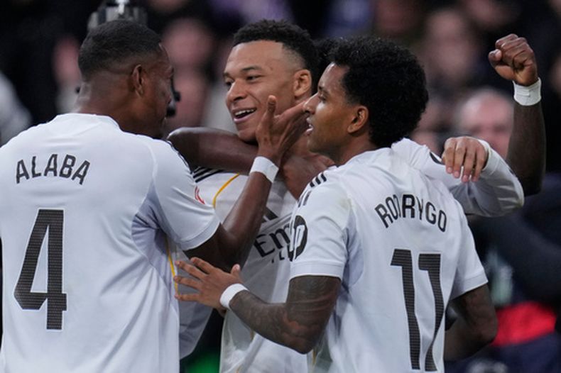 Kylian Mbappé del Real Madrid celebra tras anotar en el encuentro de La Liga ante el Rayo Vallecano el domingo primero de febrero del 2026. (AP Foto/Manu Fernandez)