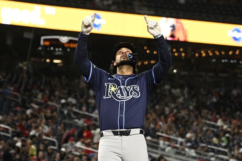 Everson Pereira, de los Rays de Tampa Bay, celebra su cuadrangular durante la quinta entrada del juego de béisbol de Grandes Ligas frente a los Nacionales de Washington el viernes 29 de agosto de 2025, en Washington. (AP Foto/Nick Wass)