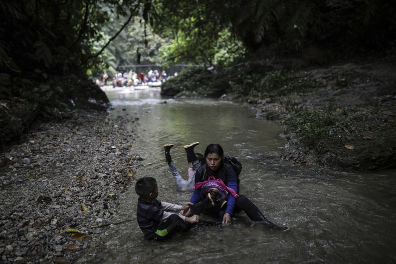 Migrantes venezolanos descansan durante su caminata a través del Darién desde Colombia a Panamá con la esperanza de llegar a Estados Unidos el martes 9 de mayo de 2023. (AP Foto/Iván Valencia)