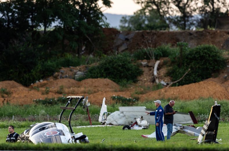 Las autoridades investigan una colisión entre un helicóptero de la Policía Estatal de Pensilvania y una avioneta en el aeropuerto de Carlisle, el miércoles 19 de agosto de 2026, en Carlisle, Pensilvania. (Sean Simmers/The Patriot-News vía AP)
