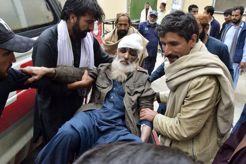 Voluntarios trasladan a un minero herido por la explosión de una bomba caminera, a su llegada a un hospital en Quetta, Pakistán, el 14 de febrero de 2025. (AP Foto/Arshad Butt)
