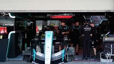 El equipo Mercedes trabaja en el monoplaza de Kimi Antonelli en la antesala del Gran Premio de México, el jueves 29 de octubre de 2026, en la Ciudad de México. (AP Foto/Fernando Llano)