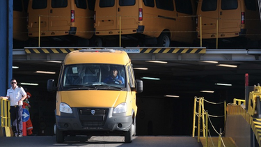 en medio de la crisis del transporte, llega a la habana un lote de microbuses rusos