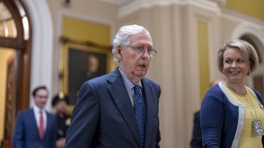 El líder de la minoría del Senado Mitch McConnell camina hacia su oficina mientras el Senado se prepara para aprobar el paquete de ayuda de 95.000 millones de dólares para Ucrania, Israel y Taiwán aprobado por la Cámara de Representantes, en el Capitolio, en Washington, el martes 23 de abril de 2024. (AP Foto/J. Scott Applewhite)