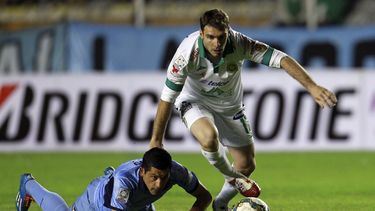 americateve | El argentino Mauro Boselli, del Le&oacute;n de M&eacute;xico, se lleva el bal&oacute;n mientras cae Walter Flores, del Bol&iacute;var, en un partido de la Copa Libertadores disputado el mi&eacute;rcoles 19 de febrero de 2014 en La Paz (AP Foto/Juan Karita