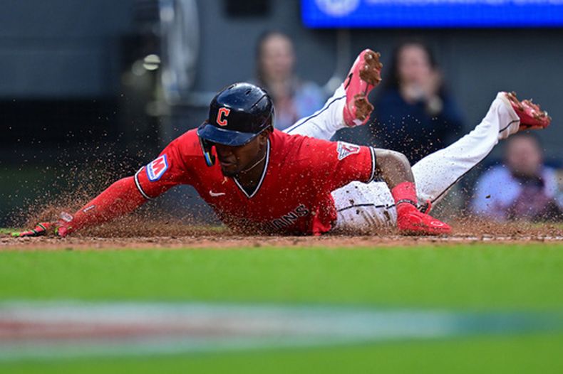 El dominicano Ángel Martínez, de los Guardianes de Cleveland, anota en un elevado de sacrificio de Rhys Hoskins ante los Rojos de Cincinnati, el sábado 16 de mayo de 2026 (AP Foto/David Dermer)