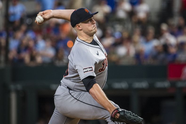 El lanzador de los Tigres de Detroit, Tarik Skubal, lanza durante la primera entrada de un partido de béisbol contra los Rangers de Texas, el domingo 20 de julio de 2025, en Arlington, Texas. (AP Photo/Jessica Tobias)