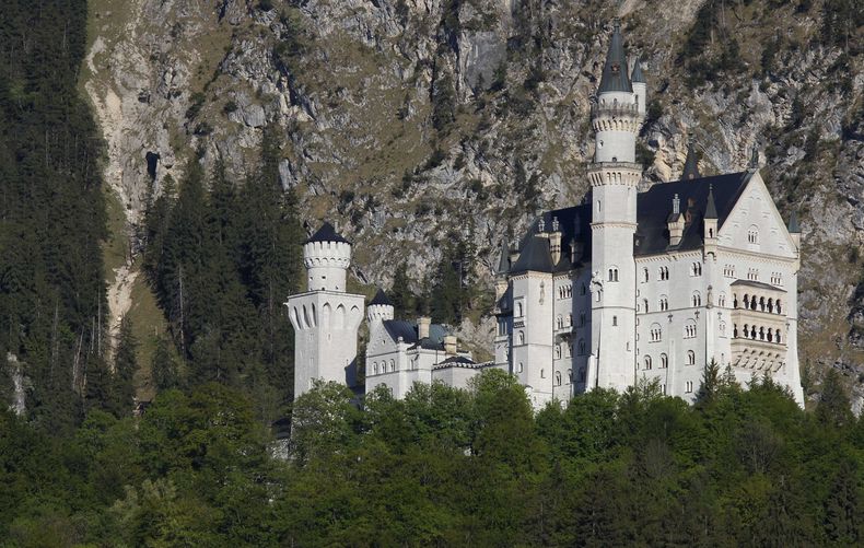 ARCHIVO - El castillo de Neuschwanstein, una creación del siglo XIX y atracción turística de fama mundial, en Hohenschwangau cerca de Fuessen, Alemania, 9 de mayo de 2011. Un hombre agredió a dos mujeres cerca del castillo de Neuschwanstein en el sur de Alemania y una de ellas murió, dijeron las autoridades el jueves 15 de junio de 2023. (AP Foto/Matthias Schrader, File)