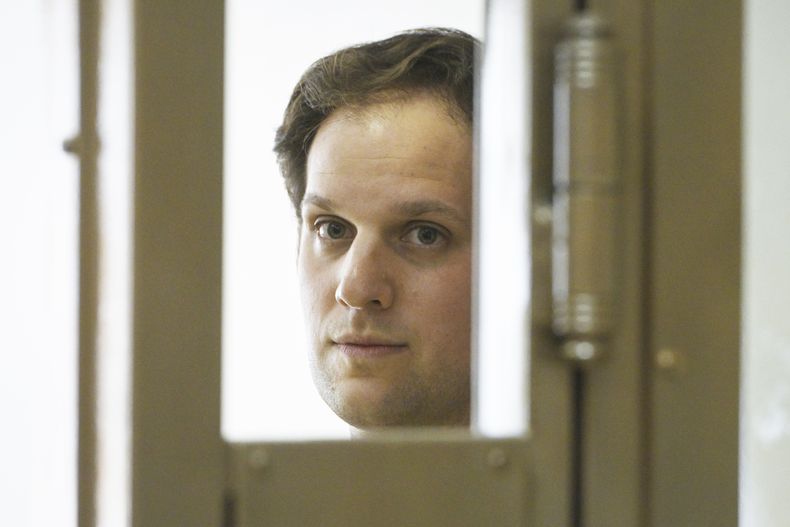 El reportero estadounidense Evan Gershkovich en una celda de vidrio en un tribunal de Moscú el 22 de junio de 2023. (Foto AP /Dmitry Serebryakov)