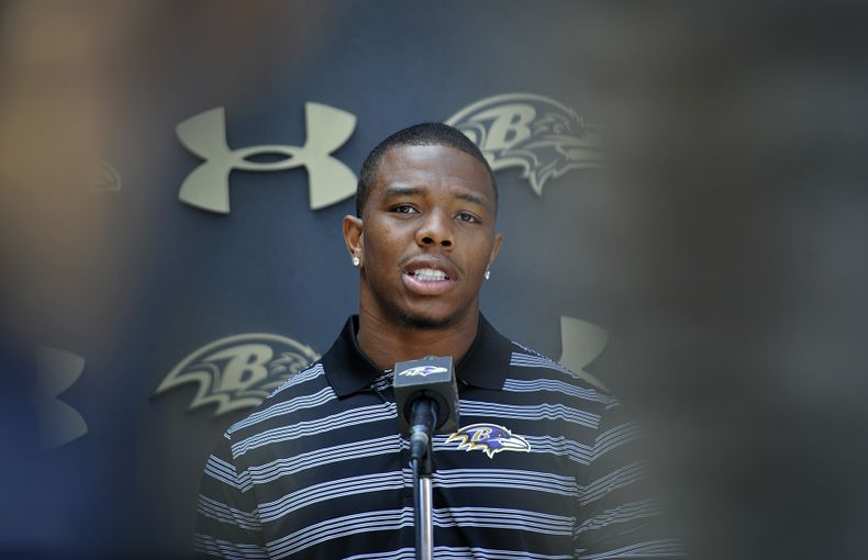El jugador de los Ravens, Ray Rice, habla en conferencia de prensa el jueves, 31 de julio de 2014, en Owings Mills, Maryland. (AP Photo/Gail Burton)