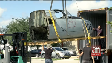 recuperan y traen a miami  historico avion de la brigada 2506 empleado en la invasion de bahia de cochinos