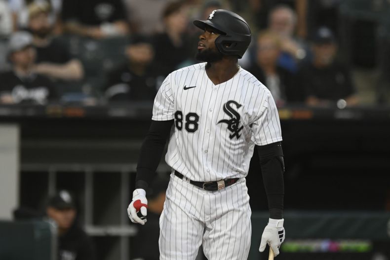 Luis Robert Jr. de los Medias Blancas de Chicago reacciona tras ser ponchado en el primer episodio del juego ante los Cardenales de San Luis, en Chicago. Viernes 7 de julio de 2023. (AP Foto/Paul Beaty)