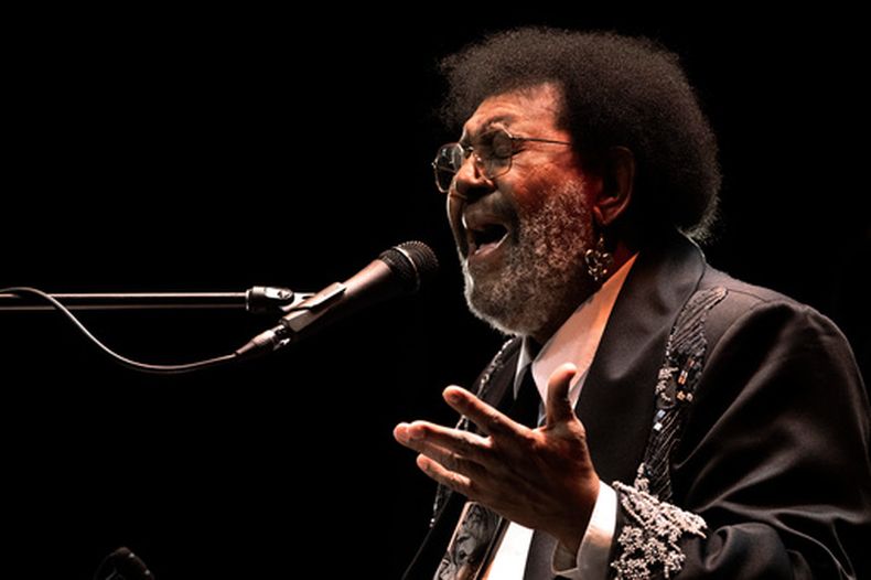 ARCHIVO - El cantante y compositor uruguayo Ruben Rada actúa para celebrar su 80.º cumpleaños en el Auditorio Nacional de Montevideo, Uruguay, el domingo 20 de agosto de 2023. (Foto AP/Matilde Campodonico, archivo)