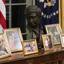 Busto de César Chávez en despacho de Biden sorprende al hijo