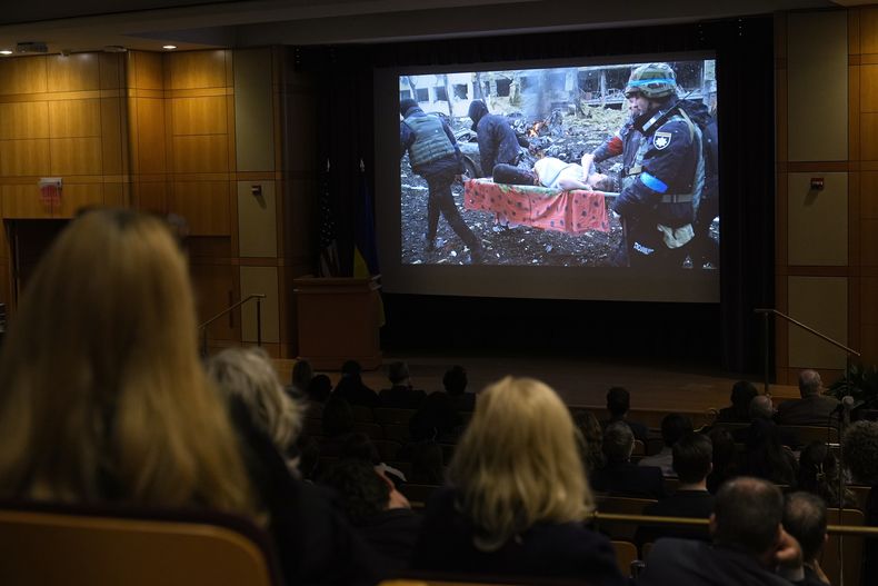 Personas miran una función de 20 Days in Mariupol en el Departamento de Estado en Washington, el martes 27 de febrero de 2024. (Foto AP/Susan Walsh)