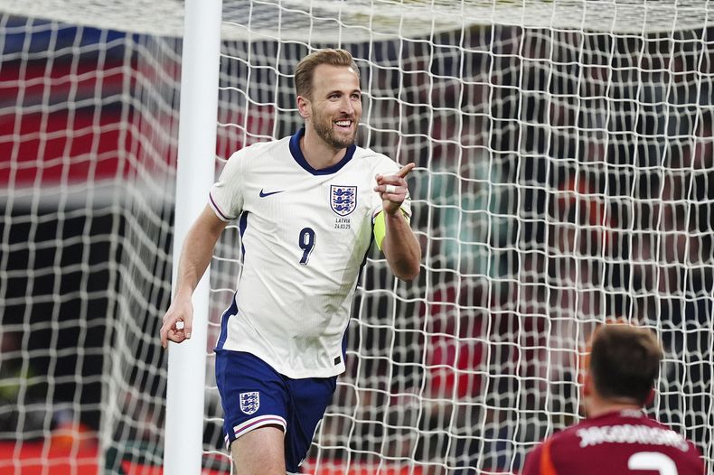 Harry Kane de Ingaterra celebra tras anotar en el encuentro ante Letonia en la eliminatoria a la Copa Mundial en el Estadio de Wembley el lunes 24 de marzo del 2025. (Mike Egerton, PA via AP)