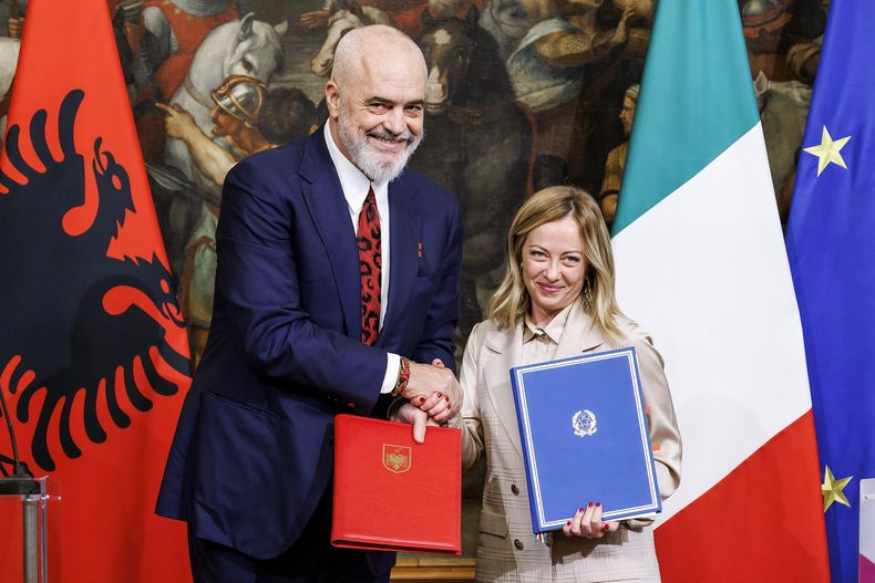 ARCHIVO - La primera ministra italiana, Giorgia Meloni, derecha, y el primer ministro albanés, Edi Rama, se dan un apretón de manos tras firmar un memorando de entendimiento sobre centros de gestión de migrantes en una reunión en Roma, Italia, el 6 de noviembre de 2023. (Roberto Monaldo/LaPresse vía AP, Archivo)