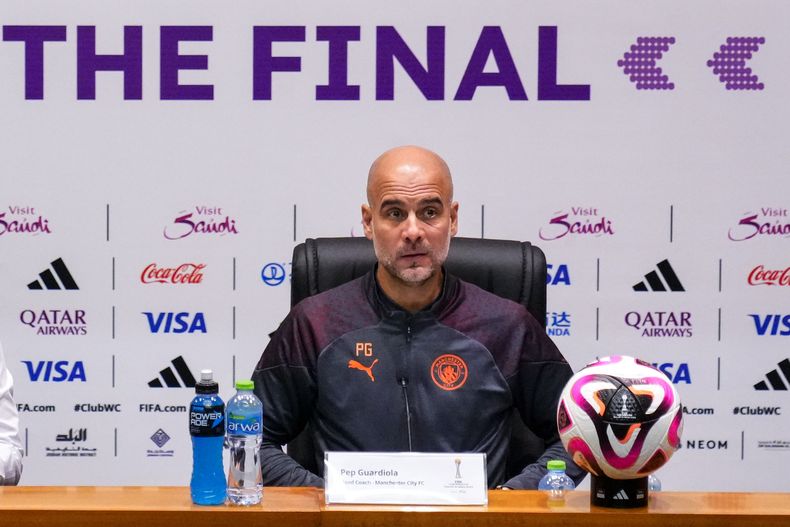 Pep Guardiola, técnico del Manchester City, escucha una pregunta en una conferencia de prensa en Yeda, Arabia Saudí, el jueves 21 de diciembre de 2023 (AP Foto/Manu Fernández)