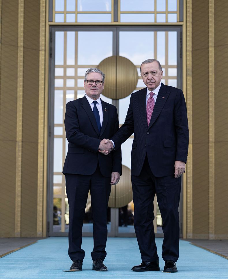 El presidente turco Recep Tayyip Erdogan (d) con el primer ministro británico Keir Starmer en Ankara, el 27 de octubre del 2025. (Ugur Yildirim/Dia Photo via AP)
