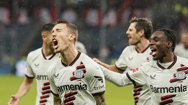 Alejandro Grimaldo del Bayer Leverkusen celebra con sus compañeros tras anotar el tercer gol de su equipo en el encuentro ante el Hoffenheim en la Bundesliga el sábado 4 de noviembre del 2023. (Uwe Anspach/dpa via AP)