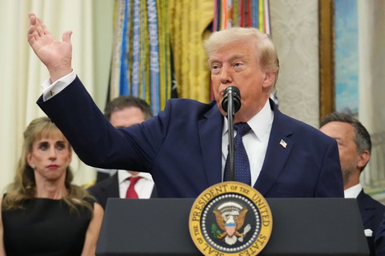 El presidente estadounidense Donald Trump se pronuncia sobre el Mundial de fútbol durante una actividad en Oficina Oval de la Casa Blanca, el lunes 6 de julio de 2026, en Washington. (AP Foto/Mark Schiefelbein)