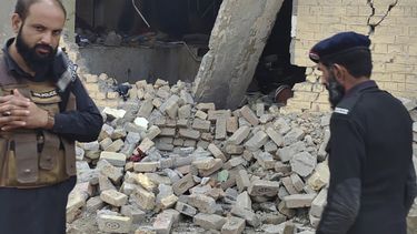 Agentes de policía examinan los daños en el sitio de un ataque con bomba a un cuartel de policía en las afueras de Dera Ismail Khan, Pakistán, martes de diciembre de 2023. El suicida que estrelló su vehículo contra el portón de un cuartel de la policía en el noroeste de Pakistán llevaba 120 kilos (264 libras) de explosivos, dijeron las autoridades el miércoles 13 de diciembre de 2023. El atentado de la víspera provocó la muerte de 23 agentes y heridas a 32. (AP Photo)