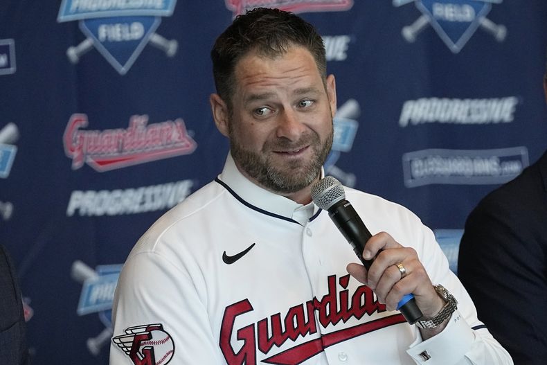 Stephen Vogt habla en la conferencia de prensa en que se le presentó como nuevo manager de los Guardianes de Cleveland, el viernes 10 de noviembre de 2023 (AP Foto/Sue Ogrocki)