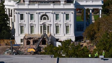 Obreros de la construcción en la azotea del Tesoro de Estados Unidos, abajo a la derecha, observan las obras en una parte prácticamente demolida del Ala Este de la Casa Blanca, el jueves 23 de octubre de 2025, en Washington, antes de la construcción de un nuevo salón de baile. (AP Foto/Jacquelyn Martin)