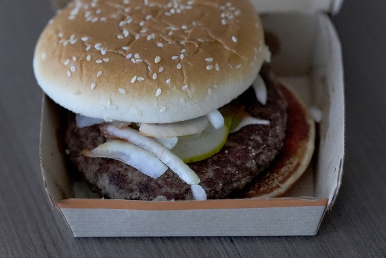 Una hamburguesa cuarto de libra de McDonalds el miércoles 23 de octubre de 2024, en Chicago. (AP Foto/Charles Rex Arbogast)