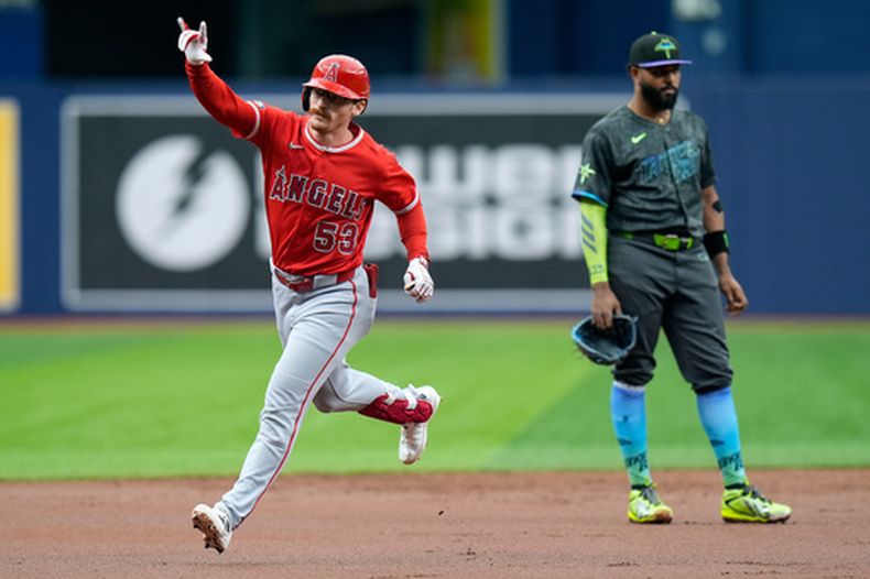 Wade Meckler (53), de los Angelinos de Los Ángeles, reacciona tras conectar un grand slam ante el lanzador de los Rays de Tampa Bay, Drew Rasmussen, durante la primera entrada de un partido de béisbol el sábado 30 de mayo de 2026, en St. Petersburg, Florida. (Foto AP/Chris OMeara)